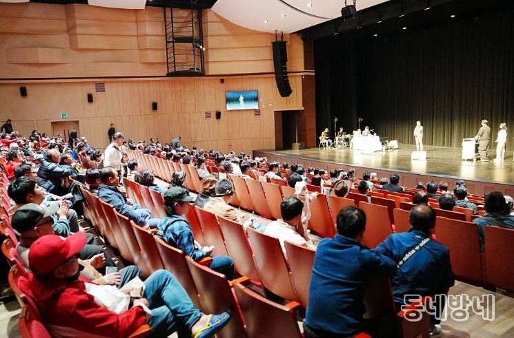 예주문화예술회관 대극장에서 열린 KBS전국노래자랑 예심을 관람하기 위해 많은 주민들이 모였다.