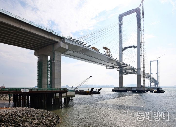 제3연륙교 시공 현장(제3연륙교는 세계 최고 높이인 184.2m 주탑 전망대와 수변데크길, 자전거도로, 야간경관 등을 갖춘 체험·관광형 교량으로 세워진다. 9월 12일 마지막 상판 설치 작업이 완료됐으며, 현재 공정률은 약 94% 이다.)