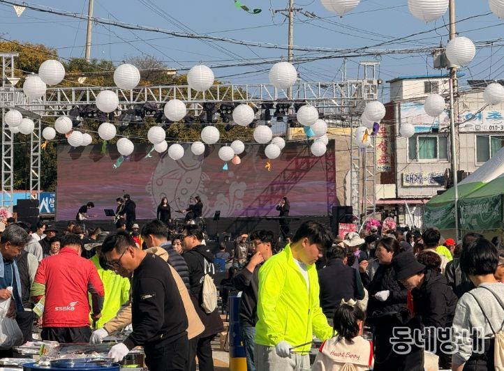 제19회 영덕 물가자미 축제에 참여한 관광객들이 씨푸드 그릴존에서 구이 체험을 즐기고 있다.