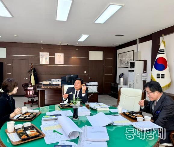 조상래 곡성군수와 군 관계자들이 도시락 회의를 하며, 2026년 예산안을 검토하고 있는 모습