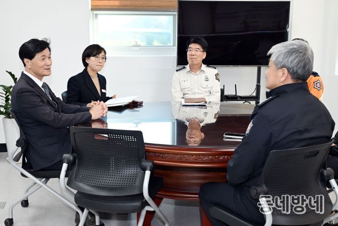 안병구 밀양시장이 11일 밀양소방서를 방문해 소방대원들을 격려하고 지역 안전 강화 방안을 논의하고 있다.