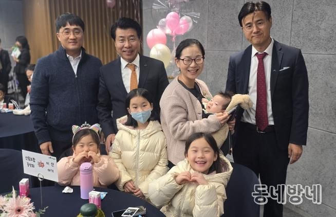 서강석 송파구청장이 결연을 맺은 다자녀가정-참여기업과 기념 촬영을 하고 있다.