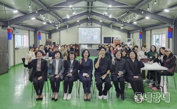 이선희 문화체육관광국장(맨 앞줄 가운데)이 지난 11일 상록수 된장마을 교육실에서 열린 ‘2025년 하반기 건강 저염장 아카데미’ 수료식에서 수료자들과 함께 기념촬영을 하고 있다.