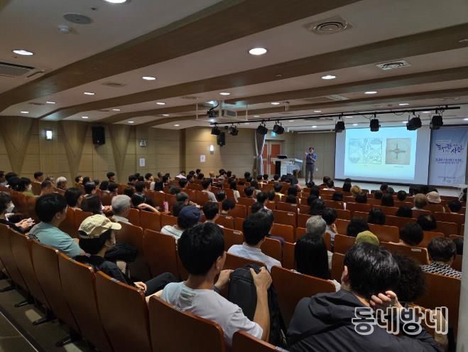 지난 9월 시청 직원과 순천시민을 대상으로 시민인문학 '도서관에서 만난 사람' 강연을 진행하고 있다