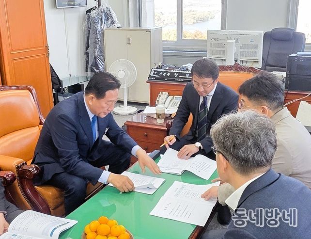 12일 김한종 장성군수(좌측)가 한병도 예산결산특별위원회 위원장에게 현안사업 추진의 당위성을 설명하고 있다