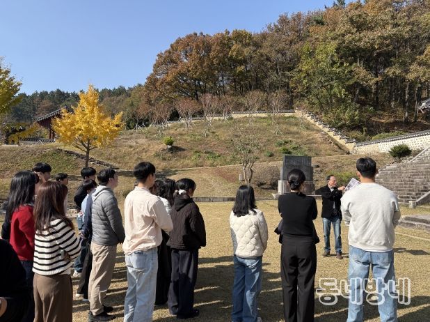 달성군 혁신주니어보드단(대구 '달성군 혁신주니어보드’ 단원들이 13일 첫 일정으로 하빈면 육신사를 방문해 문화해설을 듣고 있다.)