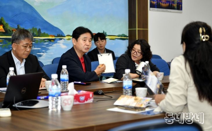 최문순 화천군수가 9일부터 14일까지 베트남과 홍콩, 타이완 현지 여행사를 방문해 축제 상품을 설명하고 있다.