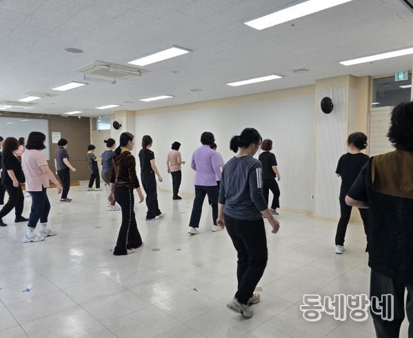 다이어트 댄스 수업 장면