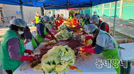 곡성군 새마을회와, 새마을 부녀회에서 관내 취약계층을 위해 김장을 하고 있다.