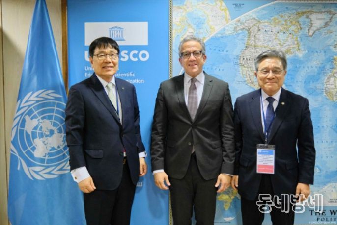 면담 후 기념 촬영하는 허민 국가유산청장(오른쪽), 칼레드 엘에나니 신임 유네스코사무총장(가운데), 이병현 제48차 세계유산위원회 의장(11월 25일 유네스코 본부)