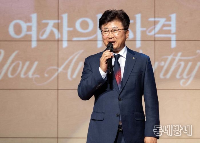 최충규 대덕구청장이 27일 한남대학교 서의필홀에서 열린 ‘대덕구여성합창단 정기연주회’에 앞서 인사를 전하고 있다.