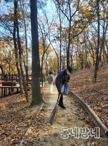 범어동 주민 이범일(69세) 씨가 범어공원에서 ‘시민 자율 빗자루’를 이용해 낙엽을 치우고 있다.