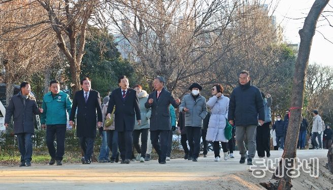 경주시 동해남부선 폐선부지 임시산책로를 걸으며 조성 현황을 살펴보고 있는 주낙영 시장과 지역 시의원, 통장, 주민들. 경주시는 지난 4일 임시개방 구간을 시민들에게 공개하고 현장 점검을 실시했다.