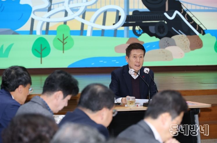 이강덕 시장이 5일 확대간부회의를 주재하며 포항 미래 신성장 동력 발굴과 육성을 통한 도시 경쟁력 강화로 시민이 체감하는 변화를 만들어 갈 것을 강조하고 있다.