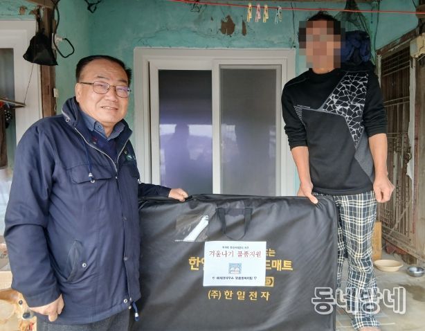 박성서 해제면장이 통합사례관리 대상 가구에 겨울나기 물품을 전달하고