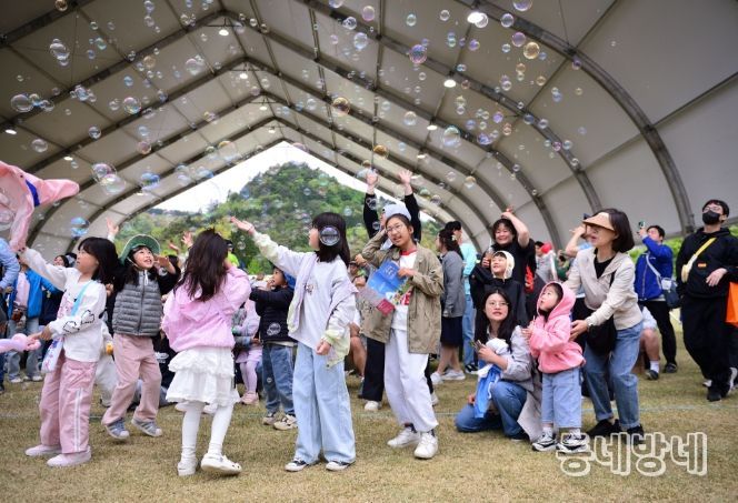 보성군이 30년 만의 ‘인구 순전입’ 전환을 달성하며 인구 지표 전반에서 긍정적인 변화를 만들어내고 있다_사진은 제48회 보성다향대축제 어린이날 행사에서 지역 아동과 학부모들이 참여한 모습.