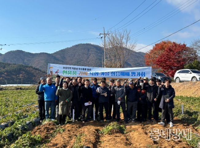보성군이 지난 4일 득량면 비봉리에서 ‘2025년 신품종 감자 육성 가을 실증 재배 평가회’를 개최했다. 사진은 평가회 참여자들의 기념 단체 사진