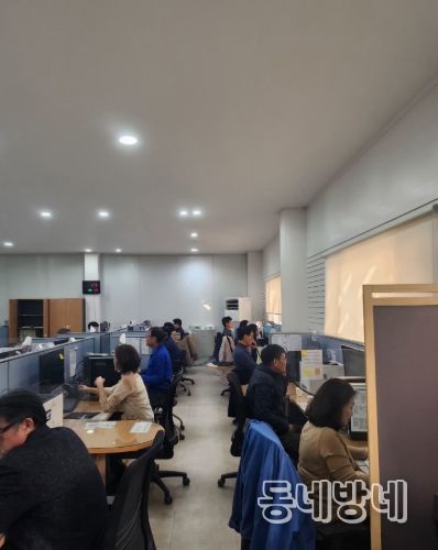 체납조사반 전화 상담 모습