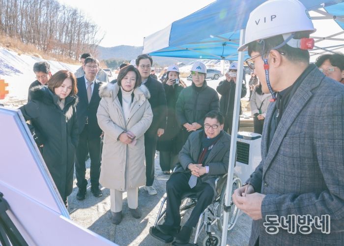 5일 과천주암지구 보도교 설치 요구 현장에서 신계용 과천시장 등 관계자가 설명을 듣고 있다