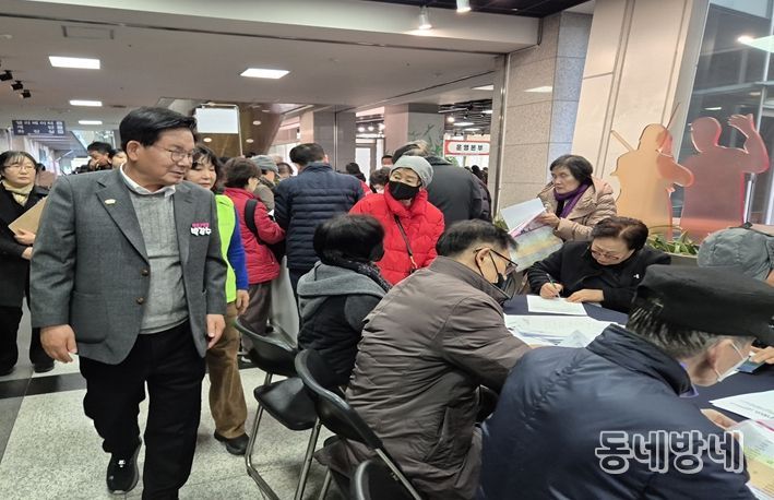 박강수 마포구청장이 ‘2026년 노인일자리 박람회’ 현장을 둘러보고 있다.