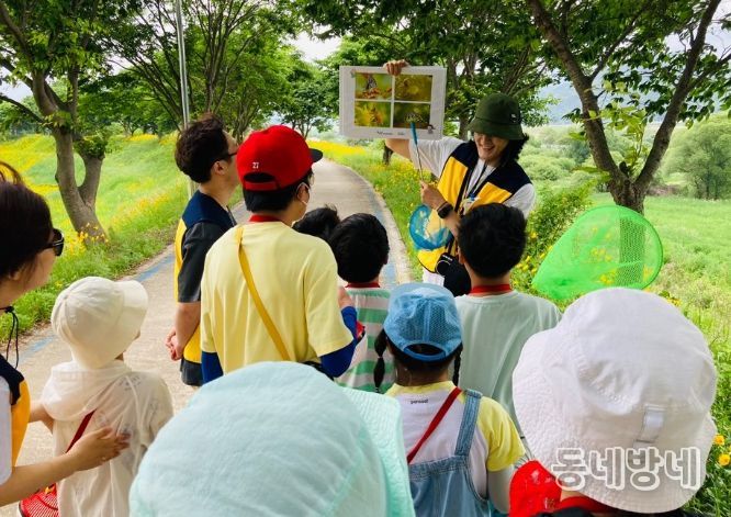 학교 밖 마을교육의 일환으로 섬진강 생태습지를 견학하는 어린이들