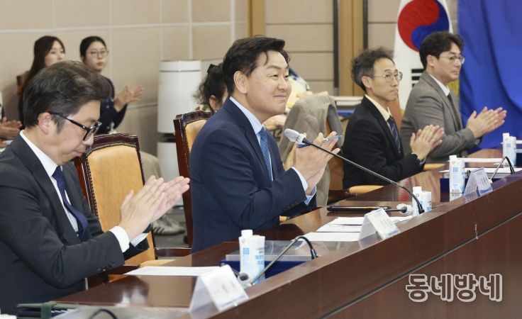 11일 전북특별자치도청 종합상황실에서 열린 2025년 전북특별자치도 유망중소기업 인증서 수여식에 김관영 도지사가 12개 선정기업에게 인증서와 인증현판을 수여하고 있다.