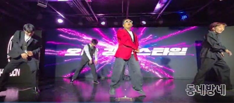 공연을 하고있는 인디스탈 소속 K-Pop 개그 아이돌 (사진제공: 주한외국기업연합회 KOFA)