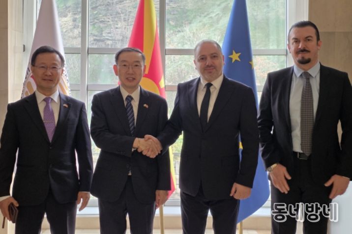 이명구 관세청장(왼쪽에서 두번째)이 16일(현지시간) 북마케도니아에서 ‘북마케도니아 위험관리·CDW 시스템 개통식’을 가진 뒤 기념 촬영하고 있다.