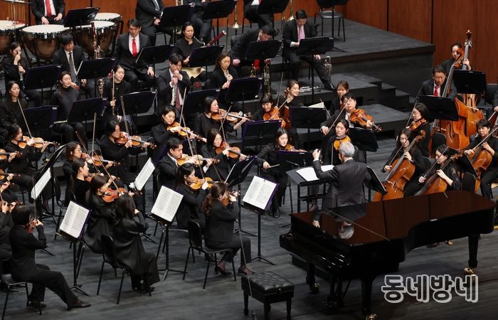 금난새 지휘자가 성남시립교향악단을 지휘하고 있다.