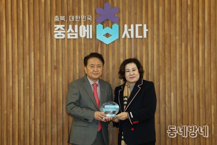 명예사회복지사 위촉패 전달식(왼쪽부터 김영환 지사, 정미경 충북사회복지사협회 부회장)