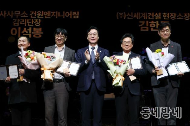 정명근 화성특례시장이 화성예술의 전당 개관기념 제야 콘서트에서 유공자들에게 특별 공로패 및 감사패를 전라하고 기념촬영을 하고 있다.