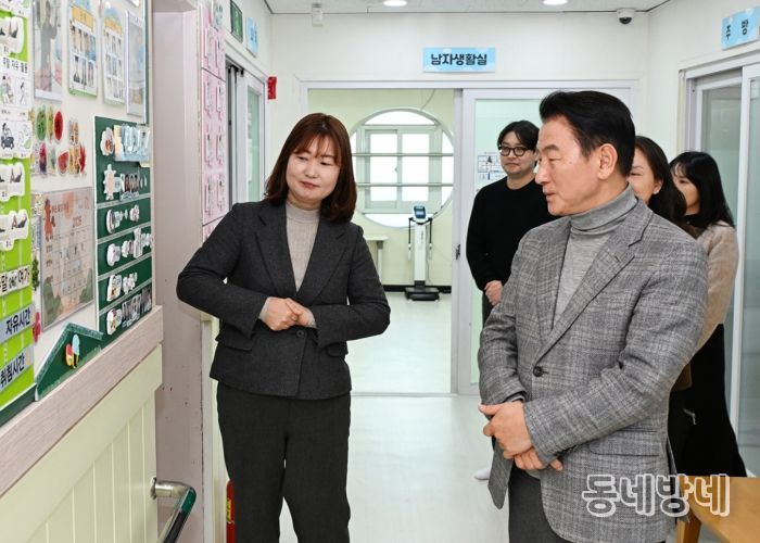 김동근 시장이 1월 2일 장애인 주‧단기보호시설 ‘곰두리네집’을 방문해 내부를 둘러보고 있다.