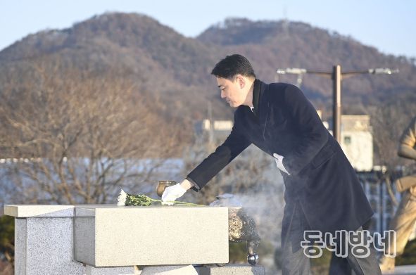 2일 오전에 열린 2026 병오년 새해 충혼탑 참배. 최재훈 달성군수가 헌화하고 있는 모습