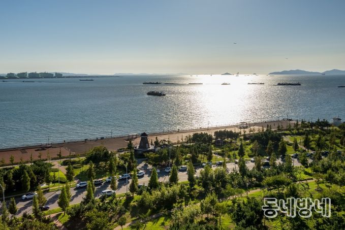 송도센트럴파크는 약 40만㎡ 규모로, 도심 한가운데 천연 해수를 끌어들인 인공수로가 흐르는 국내 최초의 수상형 도심공원이다. 카누·수상택시 등 수상레저를 즐길 수 있고, 한옥마을·트라이볼 등 문화공간과 어우러져 도심 속 힐링과 문화가 공존하는 상징적 공간이다.