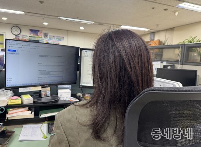 송파구청 직원이 AI비서를 사용해 행정 업무를 처리하고 있다