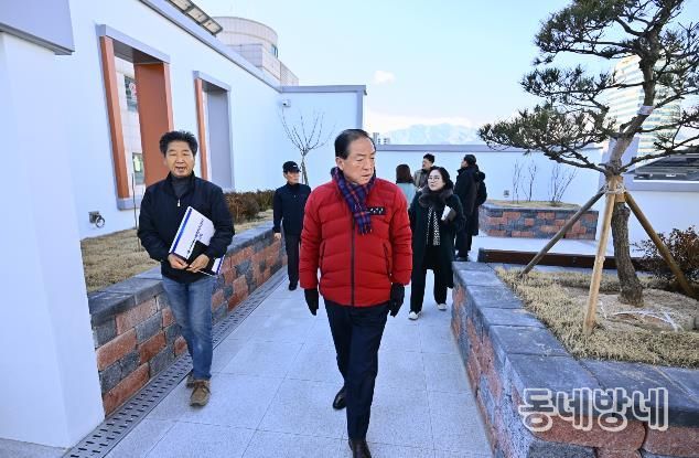 센터 방문해 점검하는 이병선 속초시장, 방원욱 속초시의회 의장 및 관계자