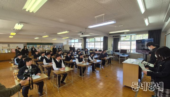 신라공업고등학교 국제교류단이 일본 방문 기간 오이타현 우사시 우사산업과학고등학교에서 현지 학생들과 함께 전공 연계 수업 및 교류 프로그램에 참여하고 있다.