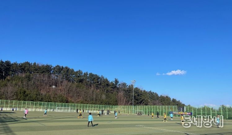 2026 STAY영덕 동계 축구 전지훈련에 참가한 선수들이 훈련 프로그램을 소화하고 있다.