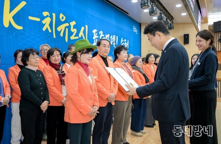 노관규 순천시장이 지난 29일 시청 대회의실에서 순천시 해설사에게 위촉장을 전달하고 있다.