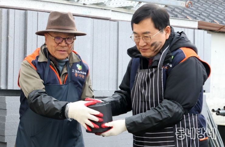 경주시가 위기 가구를 찾아 연탄 전달 등 생활 지원을 진행하며 촘촘한 복지안전망 구축에 나서고 있다.