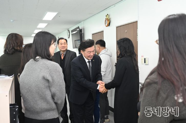 예산군수가 장애인재활시설을 방문한 모습