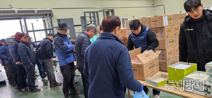 1. 지난해 천안시농업기술센터가 과수화상병 예방 공동방제용 약제를 무상배부하고 있는 모습.