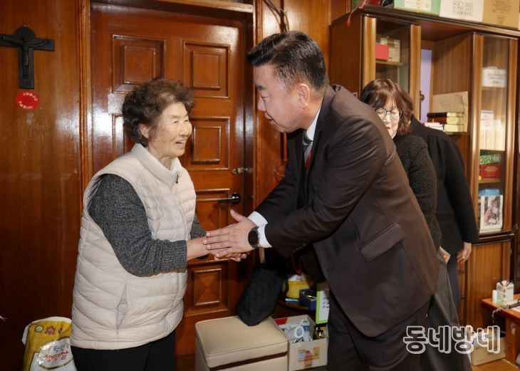 이범석 청주시장, 3·1절 앞두고 독립유공자 유족 위문. 사진(왼쪽부터 고 진공필 애국지사의 손자 김모 씨, 이범석 청주시장)