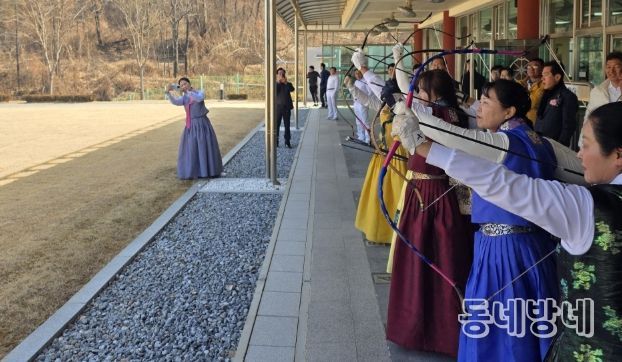 지난 21일 밀양시 국궁장에서 ‘제10회 밀양시궁도협회장배 궁도대회’ 경기가 진행되는 모습