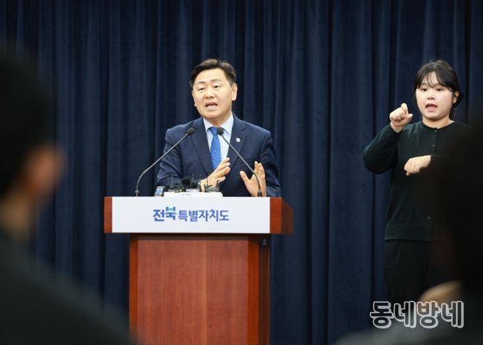 25일 전북특별자치도청 브리핑룸에서 김관영 도지사가 창업 활성화 정책 기자 브리핑을 하고 있다