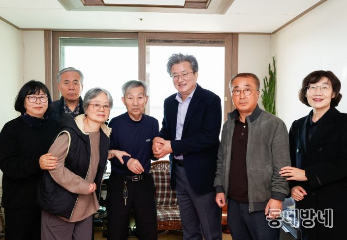 25일 정용래 유성구청장과 관계자가 오봉록 애국지사 자녀 오우룡 씨(오른쪽에서 네 번째) 가정을 방문해 위문했다