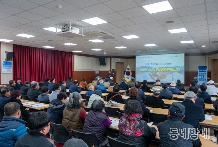 지난 9일 김돈곤 군수가 2026년 농업기술보급 시범사업 대상자로 선정된 농업인들에게 청양군 농정 방향에 대해 설명하고 있다
