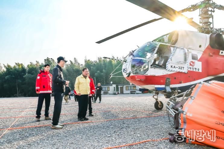 조근제 함안군수, 봄철 산불 대응 점검 나서_산불헬기 계류장 방문 점검 사진