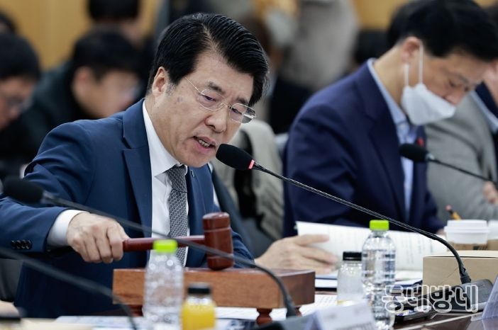 2026월 3월 11일 서울시청 기획상황실에서 진행된 서울시구청장협의회 회의 민선 8기 4년차 협의회장인 서강석 송파구청장이 마무리 인사를 하고 있다.