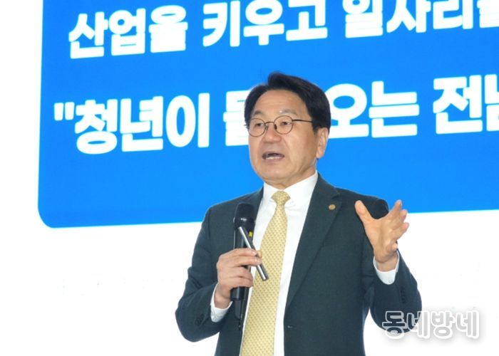 강기정 광주광역시장이 11일 조선대학교 서석홀에서 '광주광역시가 전하는 광주전남 통합특별법 이야기' 행사에 참석해 통합특별시 발전 전략과 통합 이후 변화상에 대해 지역 대학생들과 공감토크를 진행하고 있다. /광주광역시 제공